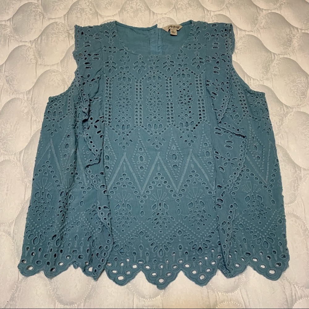 Lucky button back scallop top with ruffles
